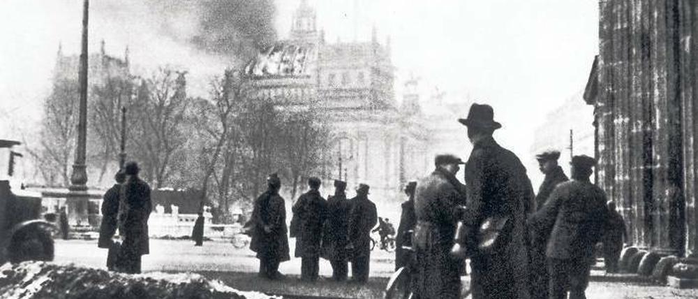 Fanal des Untergangs. Mit dem Reichstag ging Ende Februar 1933 auch die parlamentarische Demokratie in Flammen auf. Am Tag nach dem Brand erließ Reichspräsident Hindenburg auf Drängen Hitlers eine Notverordnung, die Bürgerrechte außer Kraft setzte. Foto: AKG