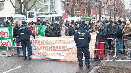 Reinickendorf in Rage. 200 Demonstranten kamen am Morgen, um die Räumung zu verhindern. Die Polizei sperrte die Aroser Allee. Foto: Georg Moritz