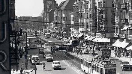 Die 50er Jahre. Damals fuhren Straßenbahnen durch die Schlossstraße. Hinten rechts ist der Turm des alten Rathauses Steglitz zu sehen.