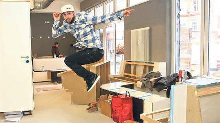 Flugtalent. Vartan Bassil gehört zu den Gründungsmitgliedern der Flying Steps und hüpft schon mal Probe in den neuen Räumen der Tanztruppe. Foto: Björn Kietzmann