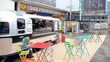 Sommergefühl. So soll es an der Burgerbude am Breitscheidplatz bald wieder aussehen – wenn der Winterschutz entfernt wird. 