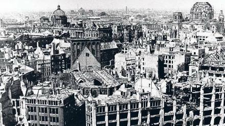 In Trümmern. So sah Berlins Mitte nach dem Zweiten Weltkrieg aus, vorn die zerstörte Nikolaikirche. Jetzt ist ein Buch über die Bombenangriffe der Alliierten erschienen. Foto: dpa