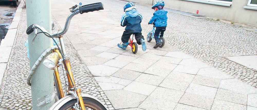 Langzeitbeobachtung. Die Kinder auf dem Foto waren noch nicht geboren, da stand das Rad in der Lützowstraße schon da. Im Juli 2011 schritt das Ordnungsamt schließlich ein und hängte eine Warnung an den Rahmen. Das Rad werde sonst abgeholt, drohte die Behörde. Tja, im April 2013 ist der Warnzettel weg – und das Fahrrad noch immer da.