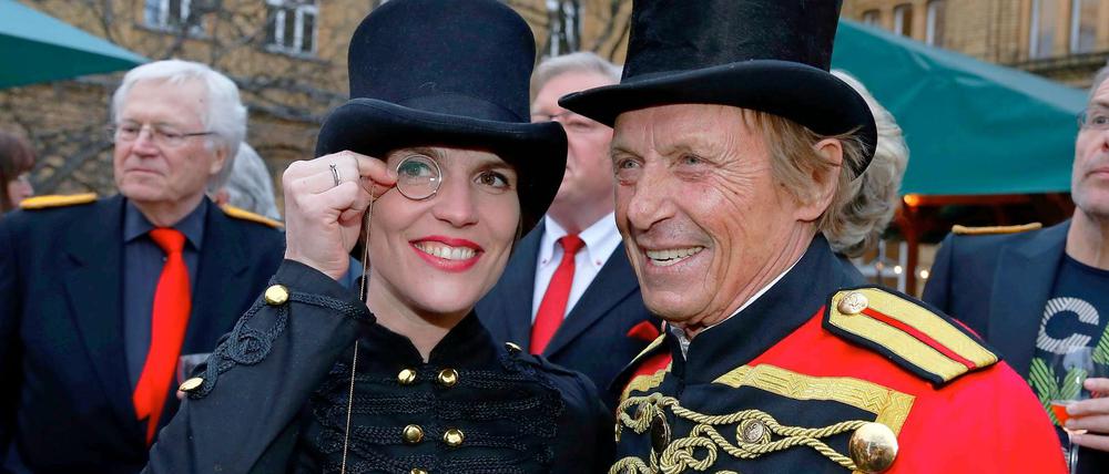 Manege frei. Claus Theo Gärtner bei seinem 70. Geburtstag mit Ehefrau Sarah.