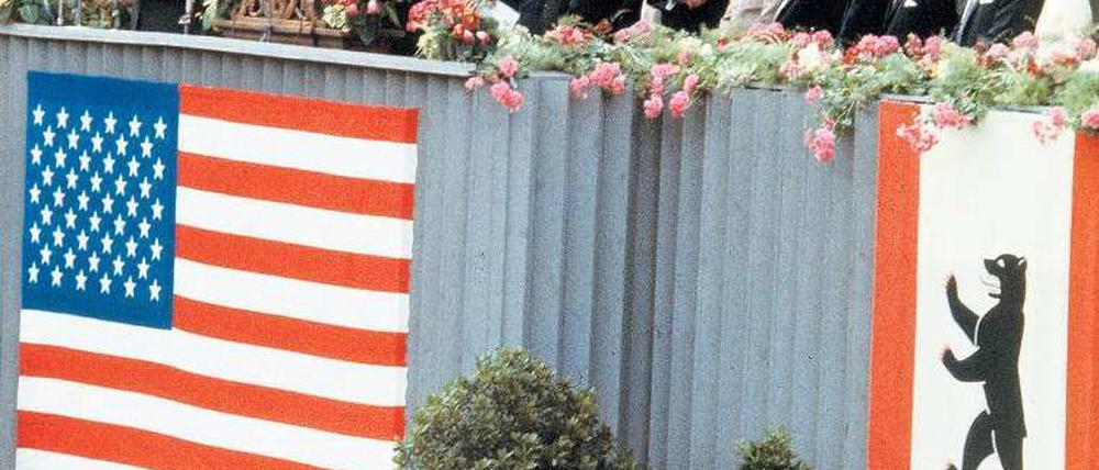 JFK in Schöneberg. Rund ein halbes Jahrhundert ist es her, dass dieses Bild entstand. Das Jubiläum feiert Berlin – und auch die Berichte von Zeitzeugen sind dabei gefragt. Foto: dpa