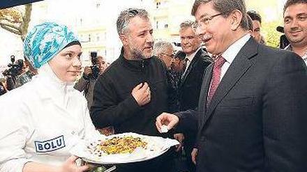 Guten Appetit. Davutoglu probierte türkische Spezialitäten. Foto: AFP