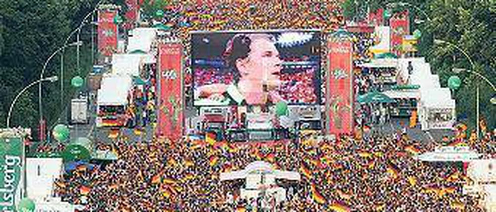 Berlin hat ’ne Fahne. Die Fanmeile wird beim Spiel Dortmund gegen Bayern farblich ähnlich aussehen wie bei Spielen der deutschen Nationalmannschaft. Foto: dpa