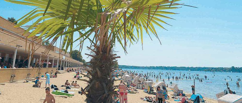 Strandgefühle. Am Wannsee war es bereits am Dienstag ziemlich voll. Zum Beginn der Ferien wird das Strandbad wieder Pilgerort vieler Schüler.