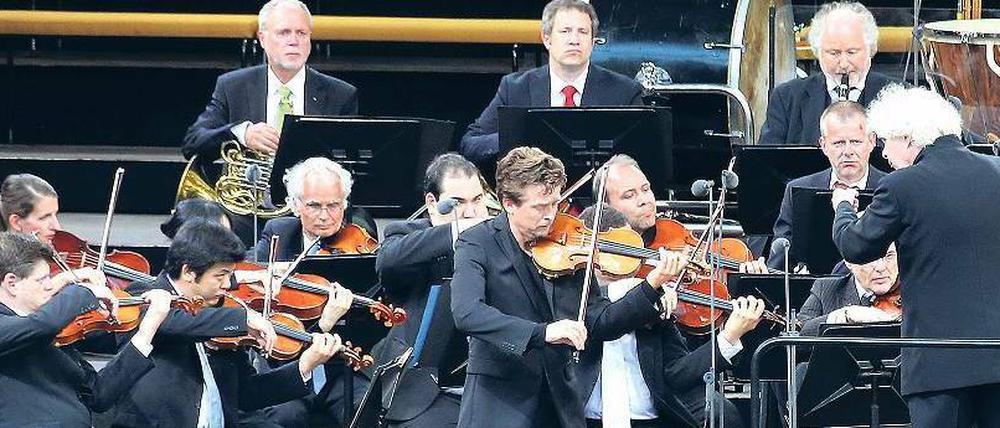 Für Leib und Seele. Sir Simon Rattle dirigierte am Sonnabend erneut das traditionsreiche Waldbühnen-Konzert; Mendelssohn-Bartholdy und Beethoven standen auf dem Programm. 