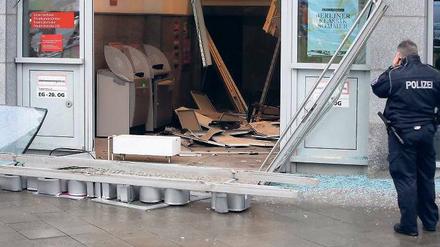 Selbstbedienung: Ein Polizist steht vor der Sparkassenfiliale in der Leipziger Straße, wo am Dienstag zwei Geldautomaten gesprengt wurden. Die Täter entkamen mit unmarkierten Scheinen. Die Farbpatronen hatten nicht ausgelöst. Der Sachschaden ist hoch.