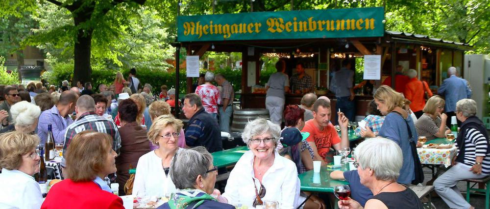 Tischlein, deck dich. Am Pavillon auf dem Rüdesheimer Platz gibt’s den Wein, das Essen kommt aus dem Picknickkorb.