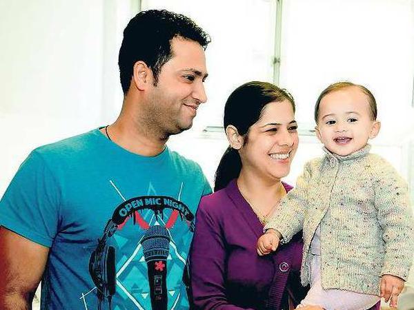 Familie Kapoor aus Afghanistan freut sich, im Flüchtlingsheim in Hellersdorf ein Zuhause auf Zeit gefunden zu haben. Die drei sind Hindus - eine winzige Minderheit im islamischen Afghanistan.