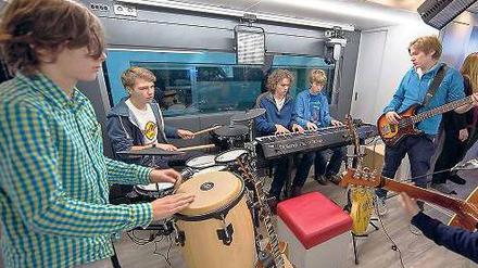 Beat im Bus. Schüler haben am Montag ihren Song im John-Lennon-Bus vor der gleichnamigen Schule aufgenommen. 
