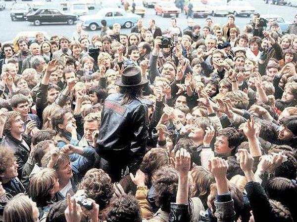 Fans tragen den Sänger Udo Lindenberg auf den Händen, am 25. Oktober 1983 vor dem Palast der Republik in Berlin.