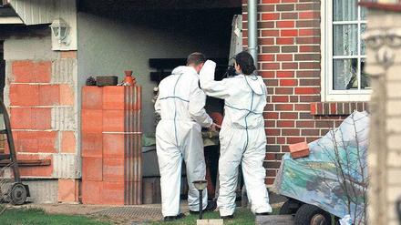 Spuren gesichert. Kriminaltechniker in weißen Schutzanzügen suchten das Gelände in Glindow ab, auf dem der tote Säugling gefunden wurde. Foto: dpa