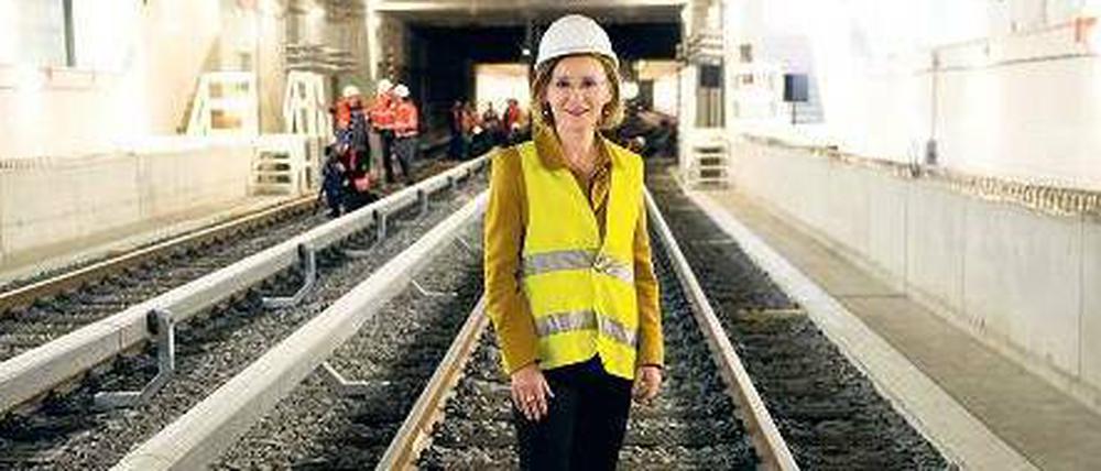 In zentraler Position. Auch BVG-Chefin Sigrid Evelyn Nikutta besichtigte den Tunnel unter der Friedrichstraße am Dienstag. Ab 17. November fährt die U 6 wieder durch. 