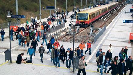 Nächster Halt: Hertha BSC. Heute werden wieder 30 000 Menschen den S-Bahnhof Olympiastadion stürmen – vor dem Spiel und danach noch einmal. 