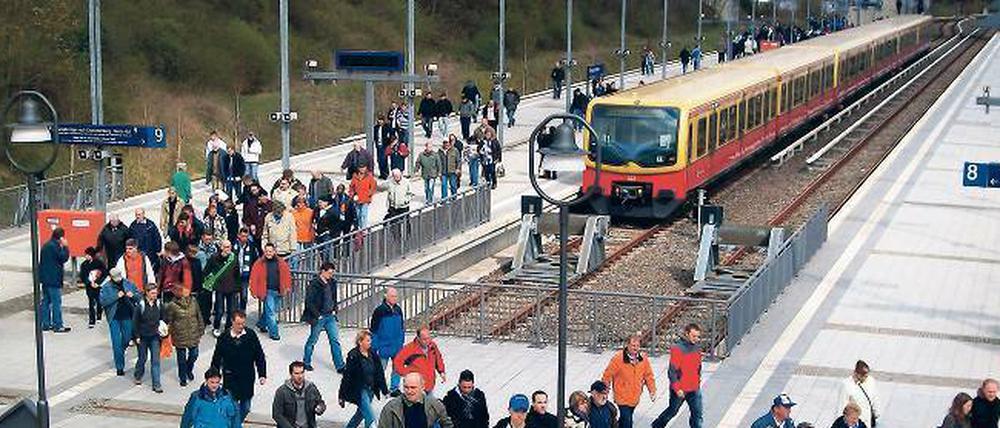 Nächster Halt: Hertha BSC. Heute werden wieder 30 000 Menschen den S-Bahnhof Olympiastadion stürmen – vor dem Spiel und danach noch einmal. 