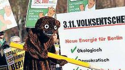 Maskottchen mit Stift. Der Sympathieträger der Energietisch-Aktivisten. Foto: dpa