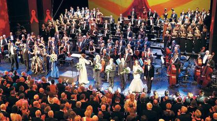 Gut gelaunt. Zum Abschluss des Bühnenprogrammes sangen alle Solisten on stage Verdis Trinklied aus La Traviata. 