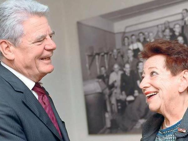 Unvergessen. Bundespräsident Joachim Gauck traf sich gestern mit Inge Deutschkron im Museum Blindenwerkstatt Otto Weidt in der Rosenthaler Straße. Der Kleinfabrikant hatte hier in der NS-Zeit jüdische Mitarbeiter versteckt – auch er war ein stiller Held. 