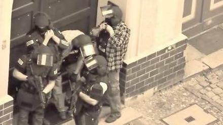 Ausschnitt aus dem Rap-Video eines Berliner Polizisten.