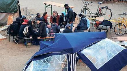 Weiter besetzt. Auf dem Kreuzberger Oranienplatz rücken Flüchtlinge und Unterstützer wieder zusammen. Foto: Britta Pedersen/dpa