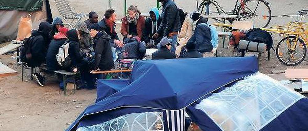 Weiter besetzt. Auf dem Kreuzberger Oranienplatz rücken Flüchtlinge und Unterstützer wieder zusammen. Foto: Britta Pedersen/dpa