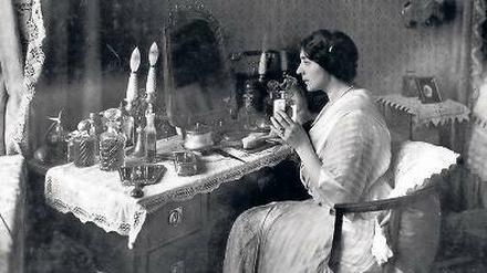 Bin ich schön? Fritzi Massary, Berlins Königin der Operette, im Jahr 1912, fotografiert von Waldemar Titzenthaler. 