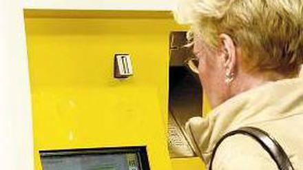 Die kleinen Gelben. Die Fahrkartenautomaten der BVG bleiben stehen. 