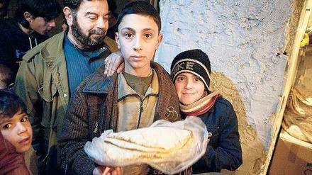 Das Brot des Tages. Noch erhält dieser syrische Flüchtlingsjunge für sich und seine Familie die nötigen Lebensmittel an einer Ausgabestelle des Türkischen Halbmonds. Doch dessen Mittel werden immer knapper. Gerade die Flüchtlinge außerhalb der großen Camps sehen einer ungewissen Zukunft entgegen. Foto: Welthungerhilfe
