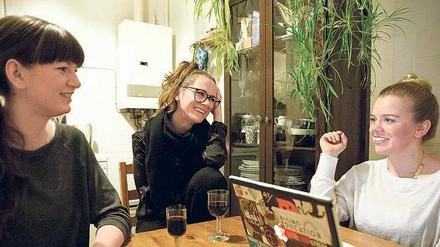 Küchen-Kuppeln. Annelie Kralisch-Pehlke (rechts) und Juliane Ebert (links) bringen auf ihrer Internetseite „Im Gegenteil“ einsame Herzen zusammen. Die 27-jährige Uta war eine der ersten Singles, die sich online porträtieren ließ. Foto: Björn Kietzmann