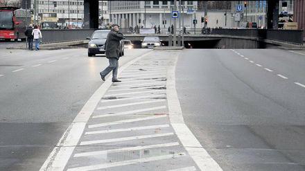 Ungeschützter Verkehr. An der Grunerstraße kommt es mangels Ampel oft zu haarsträubenden Situationen, wenn Fußgänger die Fahrbahn queren 