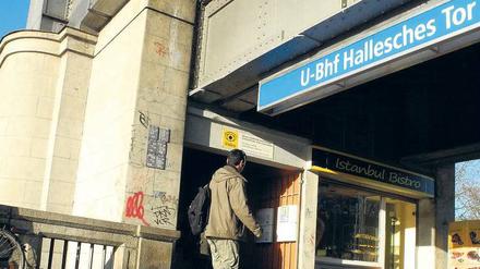 Tatort Kreuzberg. Am Halleschen Tor griff ein Autofahrer den Schüler mit einem Messer an. 