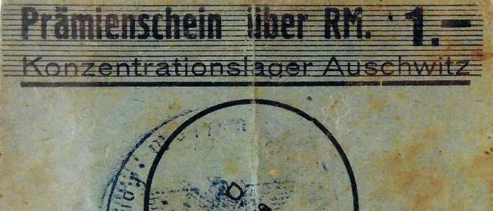 Bonuskarte. Auch dieser "Prämienschein über RM. 1.-Konzentrationslager Auschwitz", signiert mit Häftlingsnummer, steht zum Verkauf.