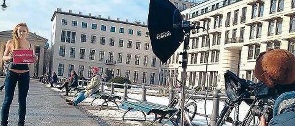 Kalt, gestellt. Auf dem Pariser Platz zogen sich Berliner aus, um für die Kältehilfe zu werben. 