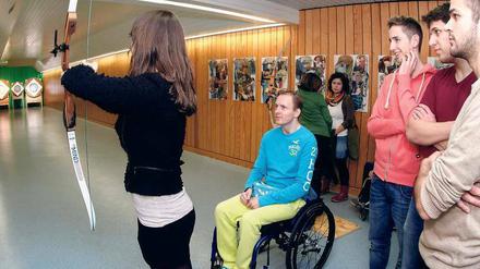 Den Bogen raus. Paralympics-Zeitungs-Redakteure beim Rehasport-Workshop im Unfallkrankenhaus Berlin.
