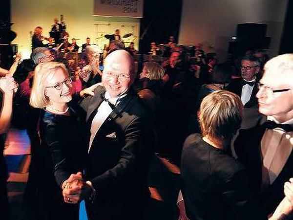 Schwungvoll feiern. VBKI-Präsident Markus Voigt eröffnete mit seiner Frau Mirijam im Interconti in der Budapester Straße den Ball der Wirtschaft. Foto: Kai-Uwe Heinrich