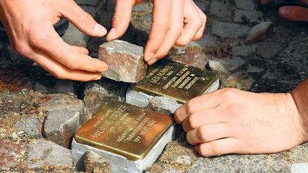 Steine der Erinnerung. Mit Stolpersteinen wird vor Häusern der einst dort lebenden, von den Nazis vertriebenen und oft auch ermordeten Juden gedacht. 