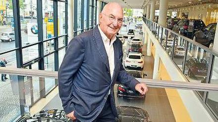 Stolzer Papa. Architekt Peter Lanz freute sich schon vor einem Monat über die pünktliche Eröffnung der neuen BMW-Niederlassung am Kaiserdamm. 