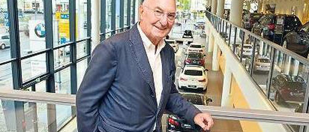 Stolzer Papa. Architekt Peter Lanz freute sich schon vor einem Monat über die pünktliche Eröffnung der neuen BMW-Niederlassung am Kaiserdamm. 