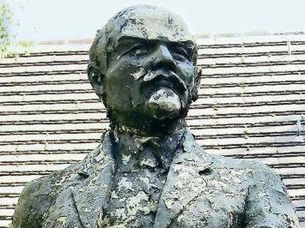 Standhaft. In Wünsdorf steht noch dieses Lenin-Denkmal.