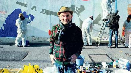 Grand Daddy der Street-Art-Scene: Jim Avignon hat kürzlich and er East Side Gallery eine frühere, kurz nach der Wende entstandene Version seines Bildes gemeinsam mit 20 Helfern übermalt und dabei aktualisiert. 
