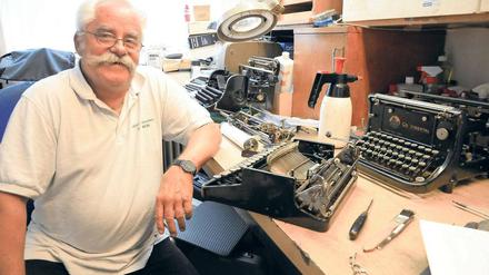 Mechanik, die begeistert. Bernd Moser verkauft und repariert seit 1958 in Kreuzberg Schreibmaschinen. Sein Favorit ist diese „Continental Reisekoffermaschine“. 