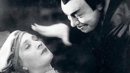 Teuflischer Verführer. Emil Jannings als Mephisto und Gösta Ekman als Faust in Friedrich Wilhelm Murnaus Stummfilm von 1926.