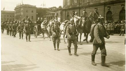 Auf dem Weg an die Front. Bilder wie diese mit abrückenden Soldaten Unter den Linden waren vor 100 Jahren Alltag in Berlin. Auf einen brauchbaren Stahlhelm musste das Heer noch bis 1916 warten.