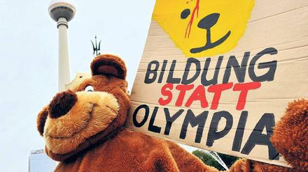 Da schimpft der Bär - dickfellige Olympia-Gegner am Roten Rathaus. Bei den Plakatmotiven greifen sie auf Historisches zurück. 