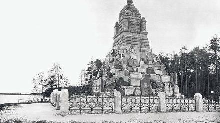 Sieht ein bisschen aus wie das Völkerschlachtdenkmal. das Sportdenkmal am Ufer der Dahme (hier ein Foto von 1900). 