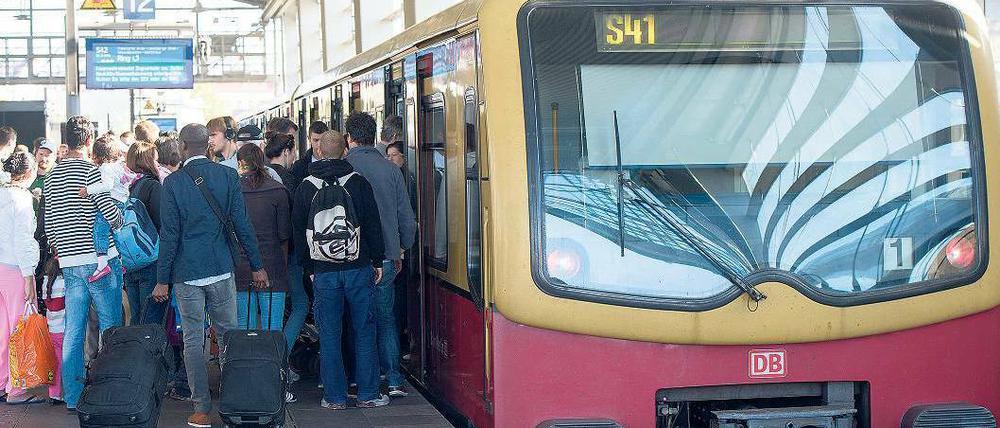 Chaos nach dem Anschlag. Die Fahrgäste müssen noch bis Sonntag unter den Folgen der Attacke auf das S-Bahn-Netz der Region leiden. 
