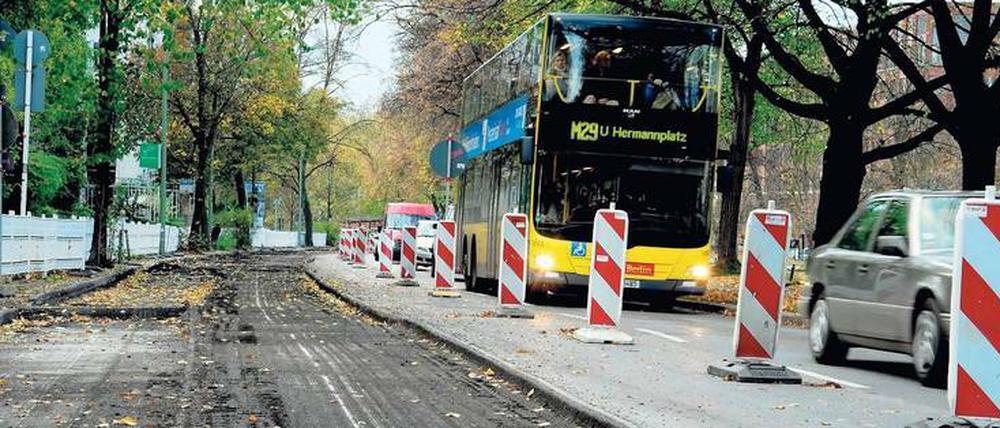 Baustelle Berlin. Manchmal warten Firmen mehr als ein Jahr, bis ihnen die Verkehrslenkung die Einrichtung einer Baustelle und die Einschränkungen im Verkehr genehmigt. Die Verwaltung will jetzt zusätzliche Stellen schaffen. 